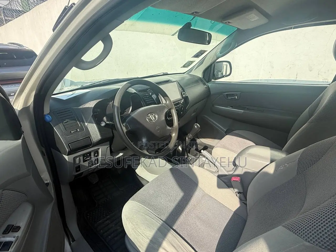 Toyota Hilux 2.5 D-4D 4X4 SRX 2010 Gold