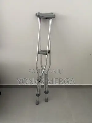 Underarm Crutches父与providing Additional Strength Weight-Bearing Area