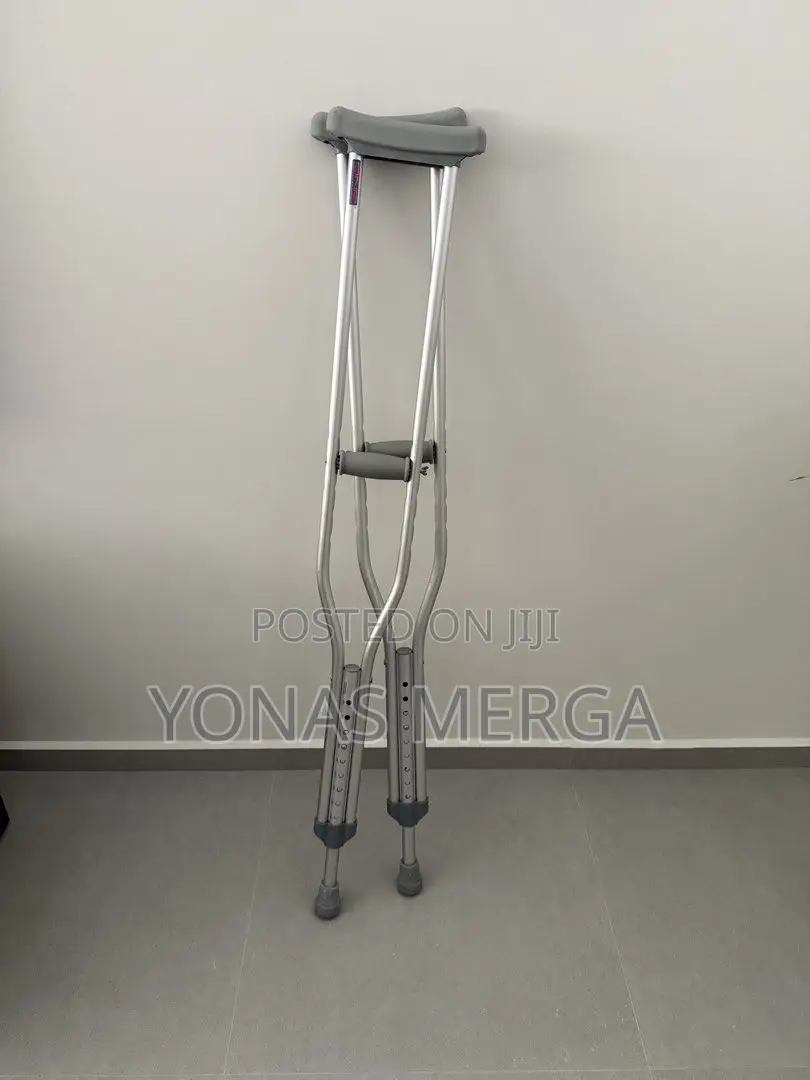Underarm Crutches父与providing Additional Strength Weight-Bearing Area