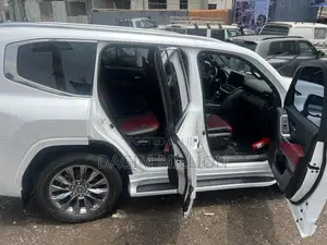 Toyota Land Cruiser LC300 2022 White