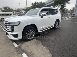 Toyota Land Cruiser LC300 2022 White
