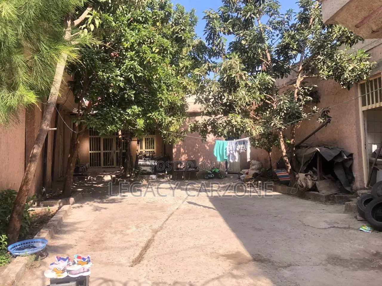 12bdrm House in Akaky Kaliti for sale