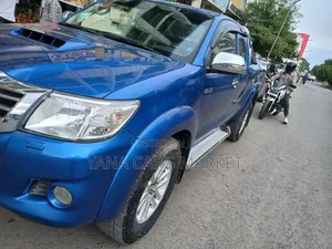 Toyota Hilux 2013 Blue
