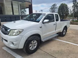 Toyota Hilux 2011 White