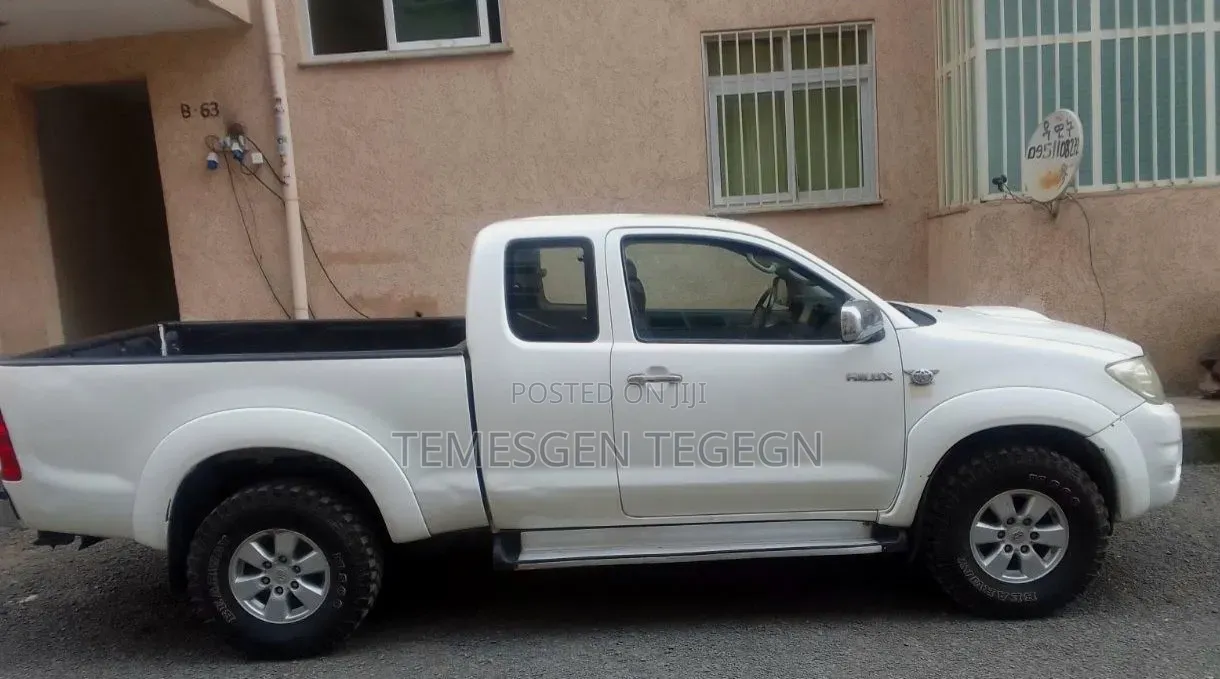 Toyota Hilux 2011 White