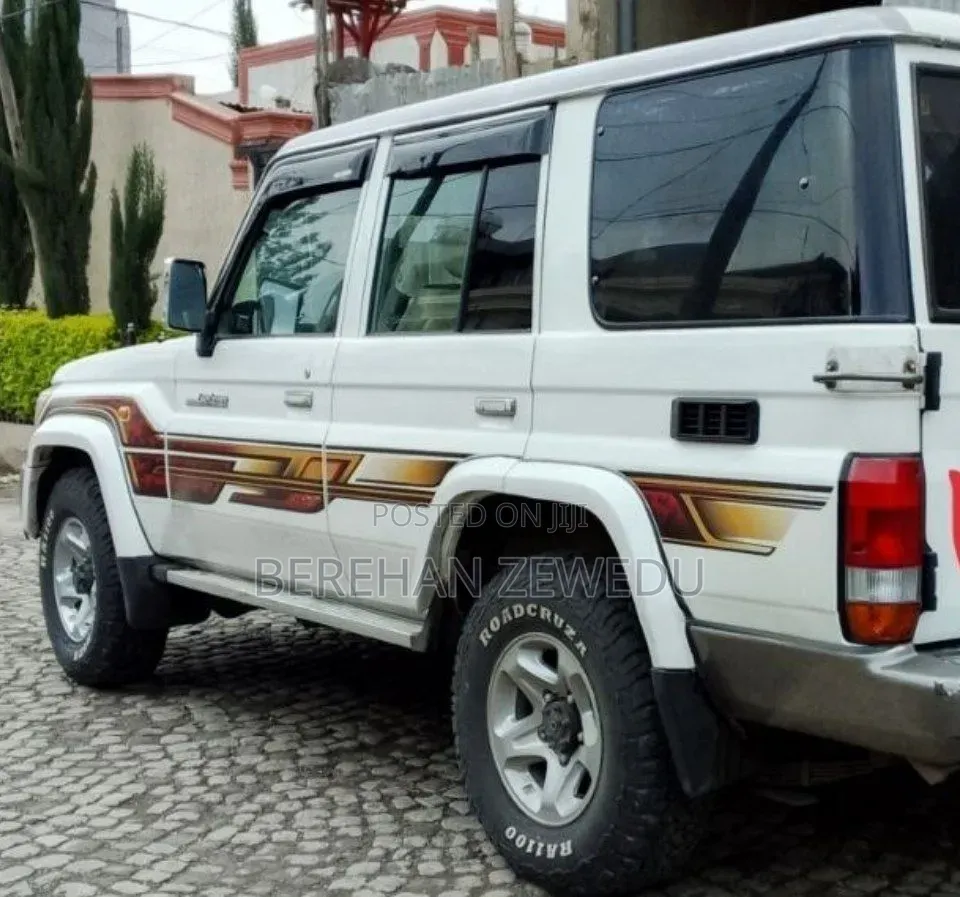 Toyota Land Cruiser 2012 White