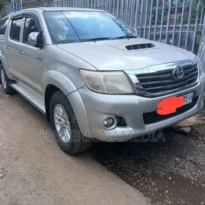 Toyota Hilux 2012 Silver