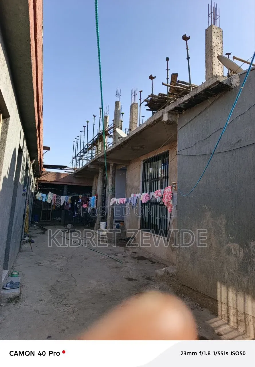 8bdrm House in Kibert Zewdie, Yeka for sale