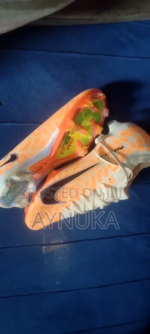 ታኬታ Football Boots