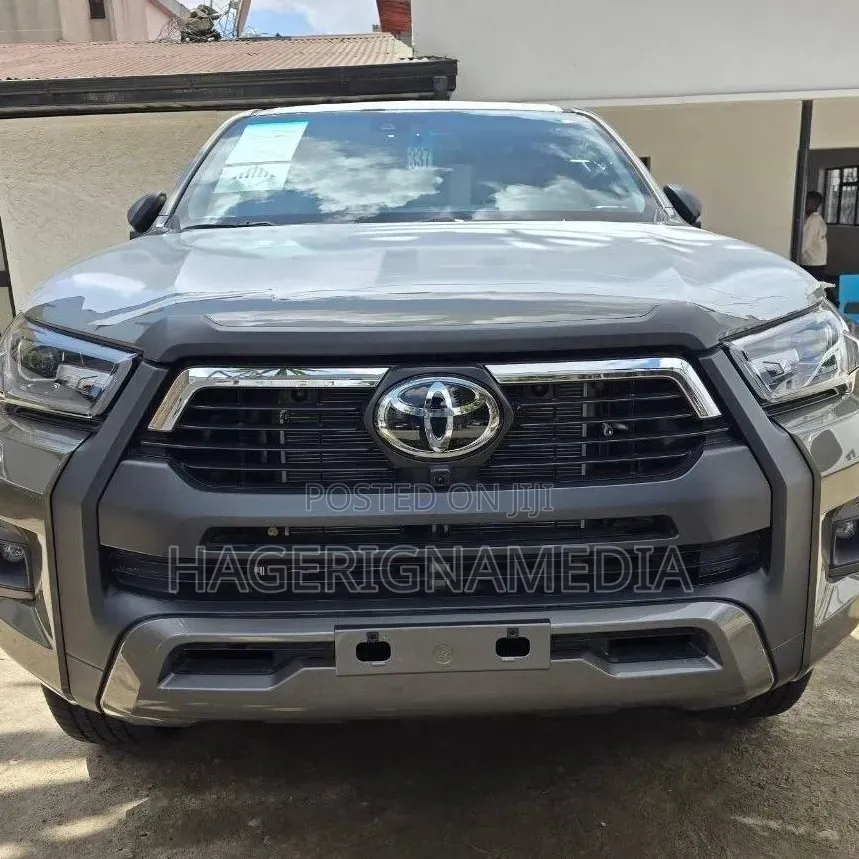 New Toyota Hilux 2025 Gray