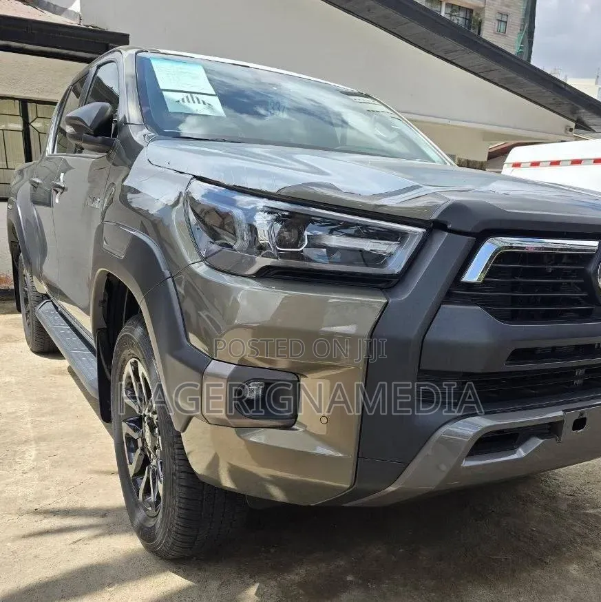 New Toyota Hilux 2025 Gray