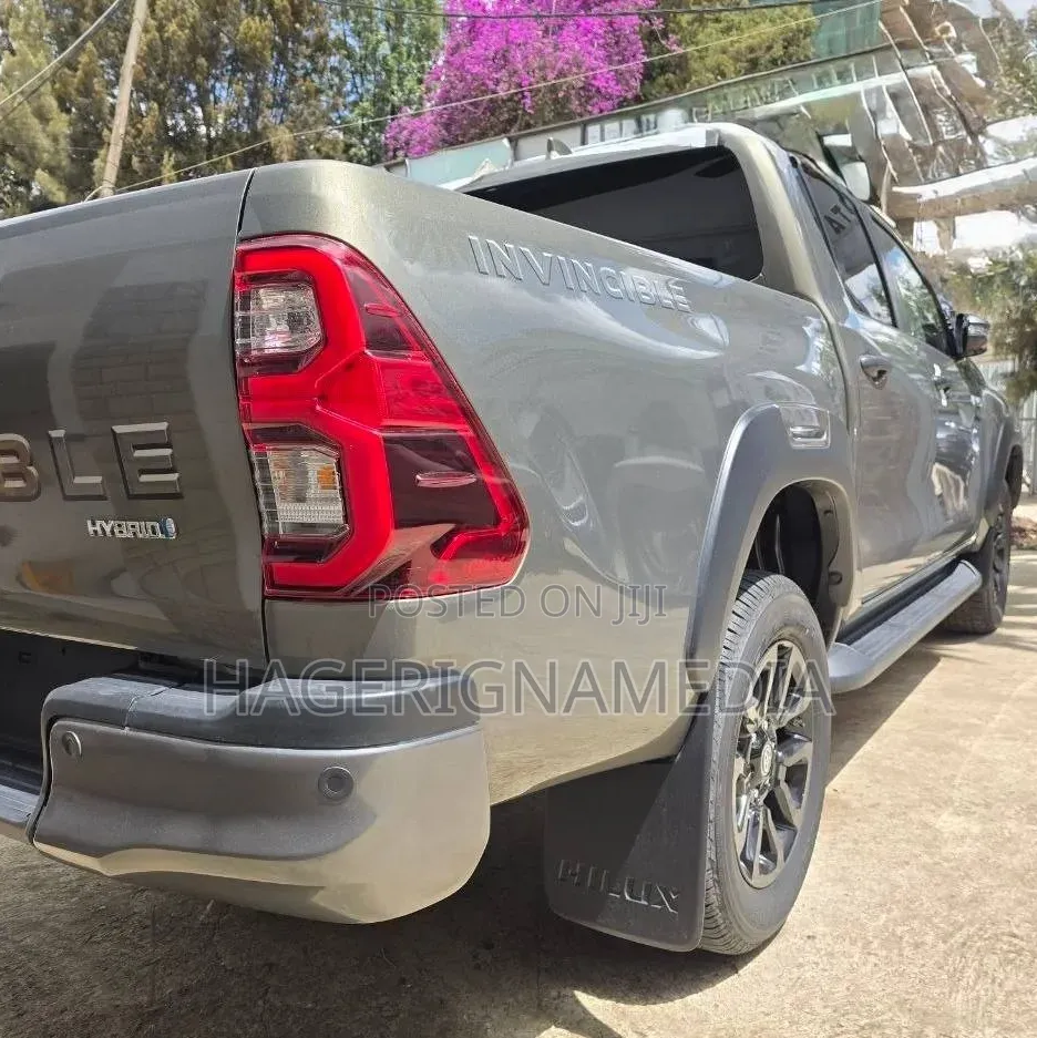 New Toyota Hilux 2025 Gray