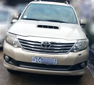 Toyota Fortuner 2011 Gold