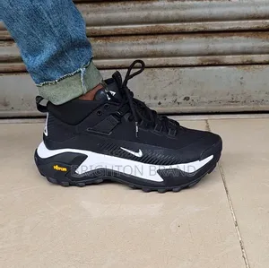 Nike Acg Boots Black and White