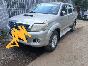 Toyota Hilux 2012 Silver