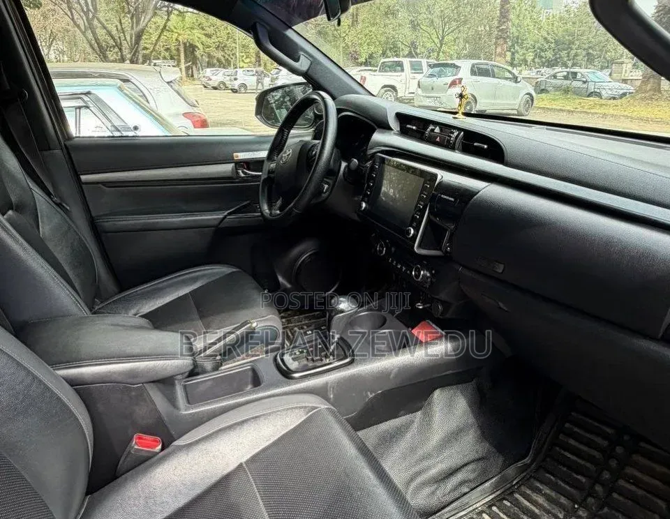 Toyota Hilux 2021 Gray
