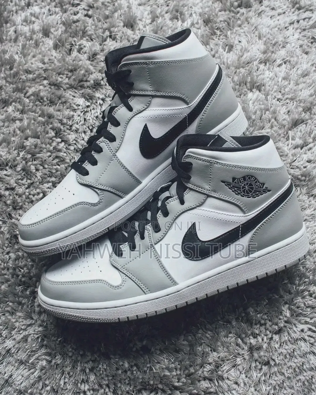 Nike Air Jordan 1 Mid "Light Smoke Grey"