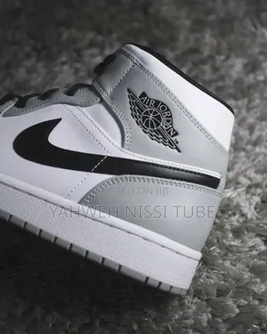 Nike Air Jordan 1 Mid "Light Smoke Grey"
