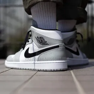 Nike Air Jordan 1 Mid "Light Smoke Grey"