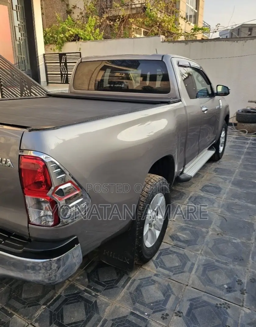 Toyota Hilux 2020 Gold