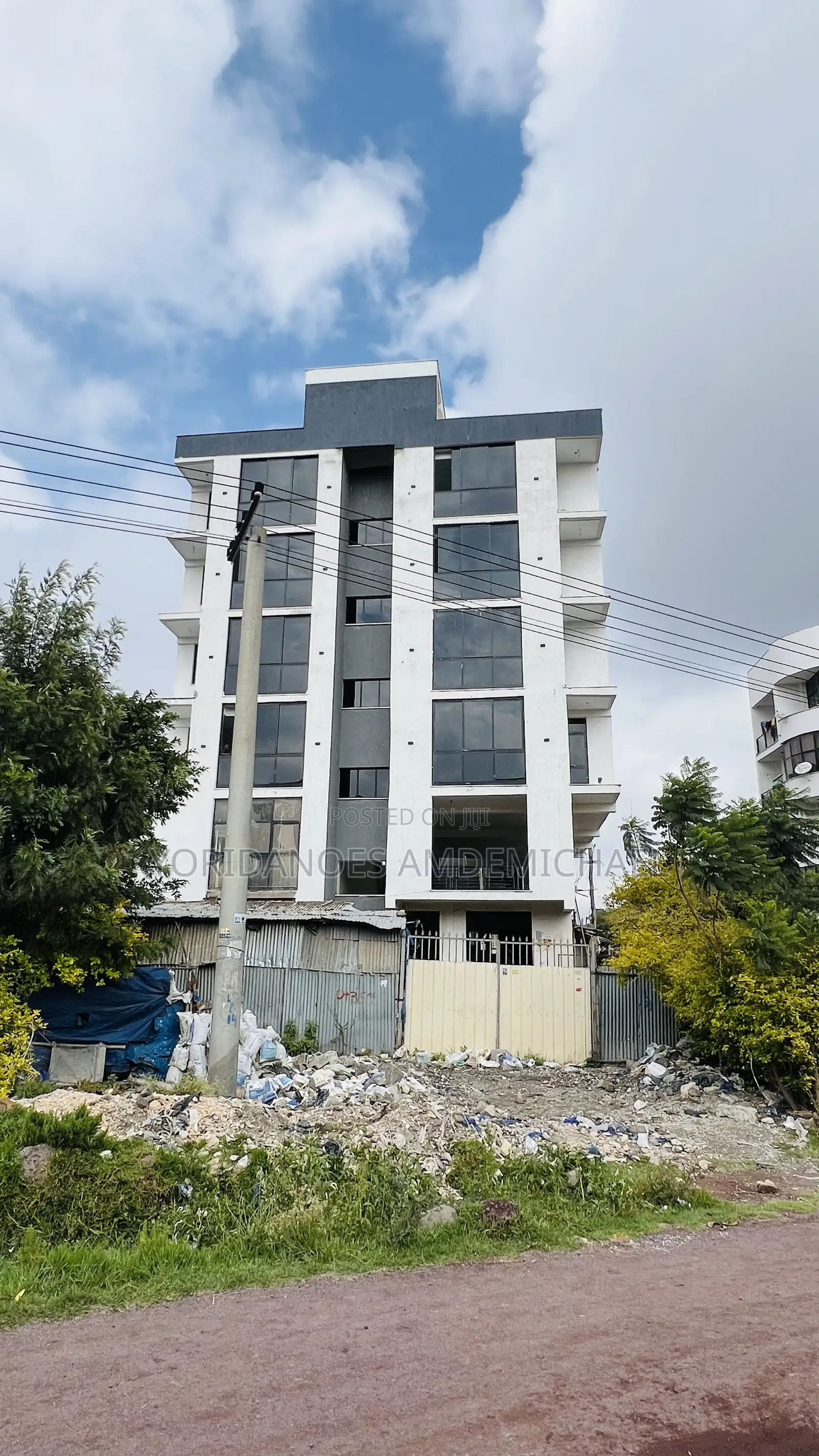 8bdrm Apartment in Tuludimtu, Akaky Kaliti for sale
