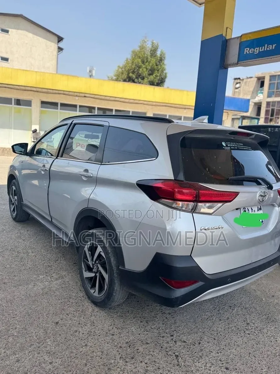 Toyota Rush 2022 Silver