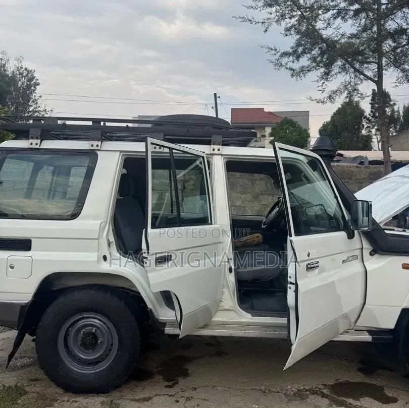 Toyota Land Cruiser 2016 White