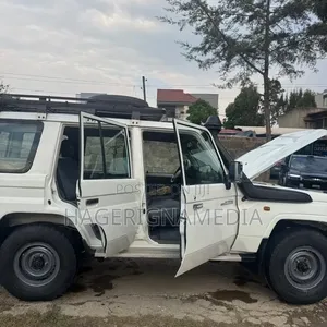 Toyota Land Cruiser 2016 White