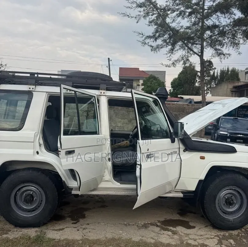 Toyota Land Cruiser 2016 White