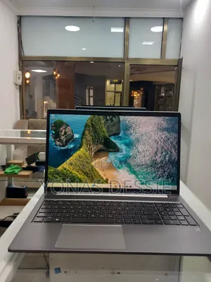 New Laptop HP ZBook Firefly G8 16GB Intel Core i7 SSD 1T