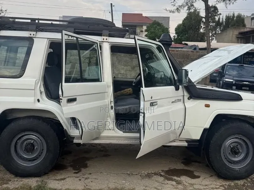 Toyota Land Cruiser 2016 White