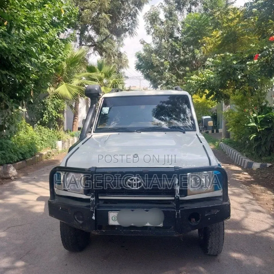 Toyota Land Cruiser 2017 White