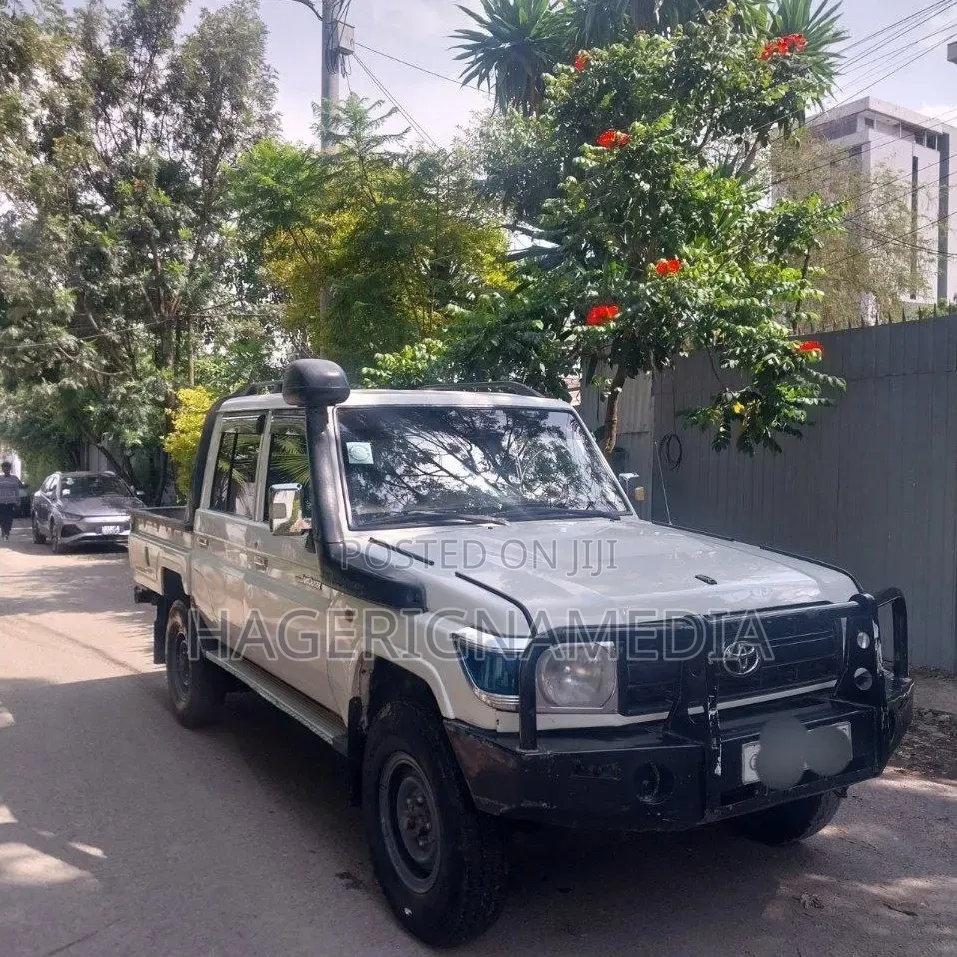Toyota Land Cruiser 2017 White