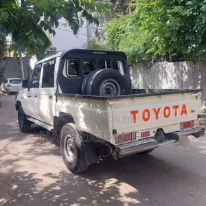 Toyota Land Cruiser 2017 White