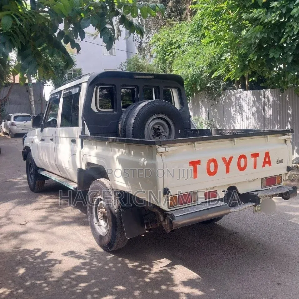 Toyota Land Cruiser 2017 White