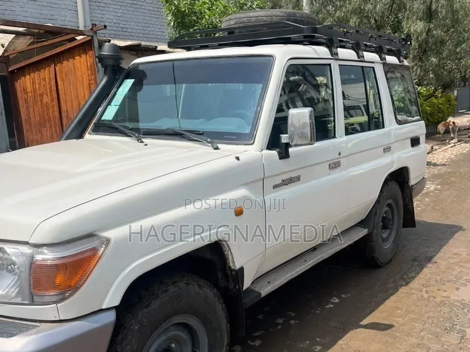Toyota Land Cruiser 2016 White