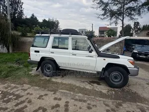 Toyota Land Cruiser 2016 White