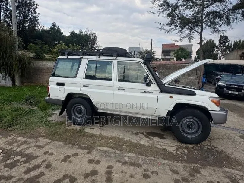 Toyota Land Cruiser 2016 White