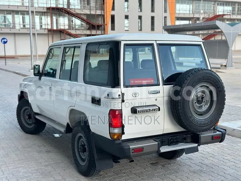 Toyota Land Cruiser 2012 White