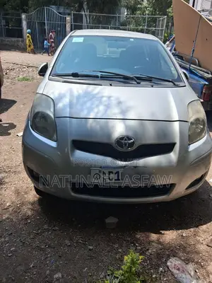 Toyota Yaris Base Hatchback 5dr 2010 Silver
