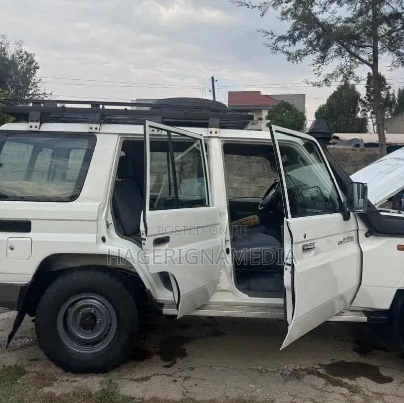 Toyota Land Cruiser 2012 White