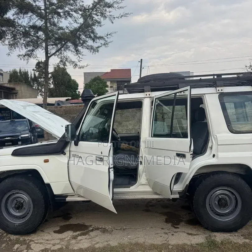 Toyota Land Cruiser 2012 White
