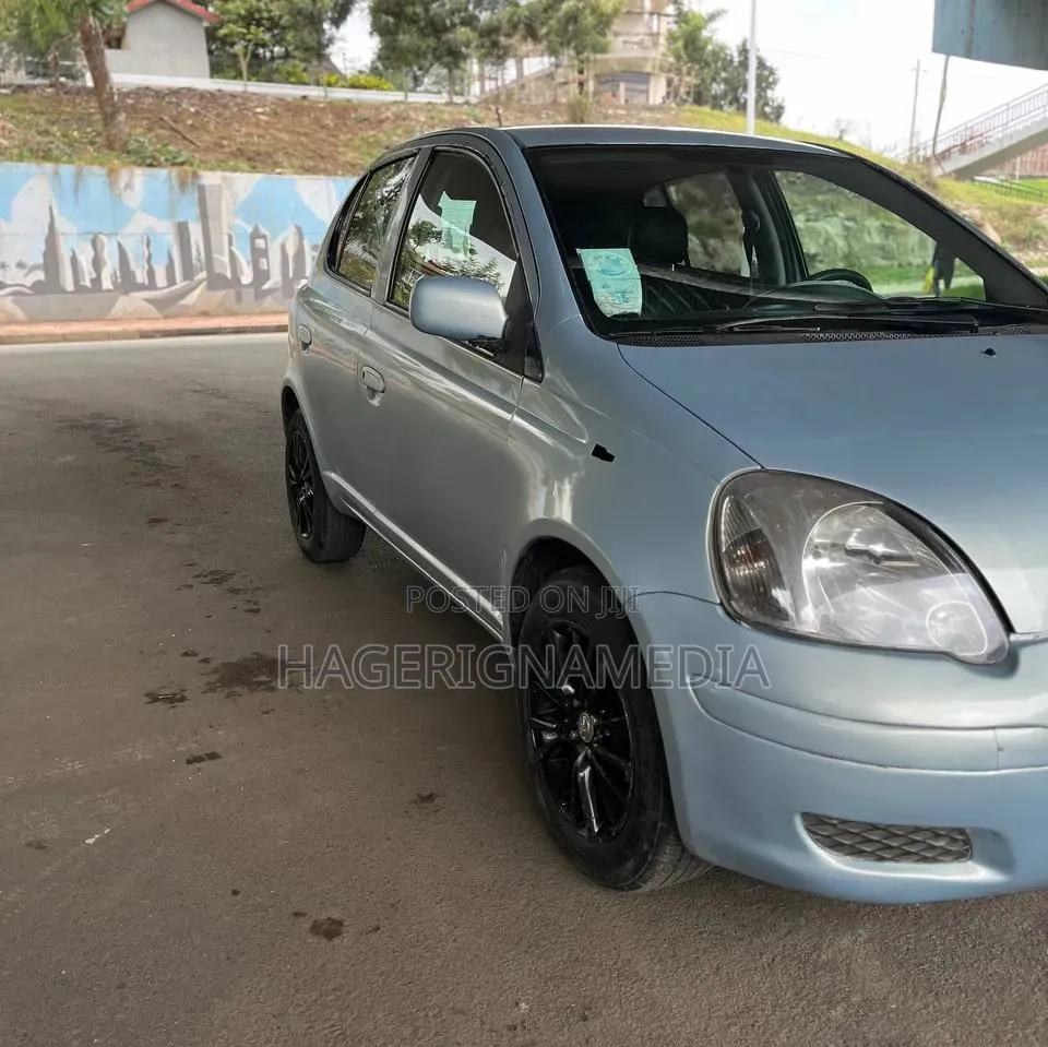 Toyota Vitz 2004 Silver