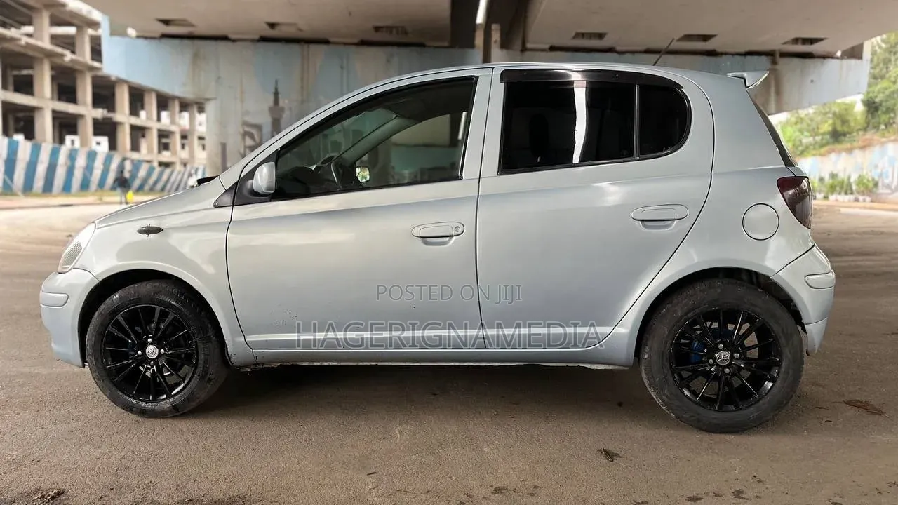 Toyota Vitz 2004 Silver
