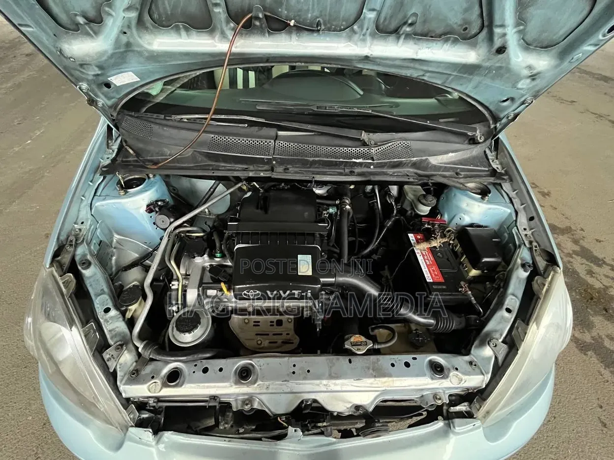 Toyota Vitz 2004 Silver