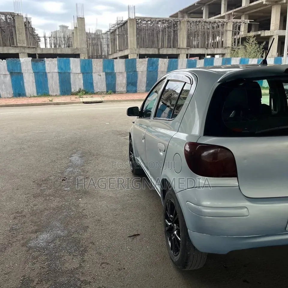 Toyota Vitz 2004 Silver