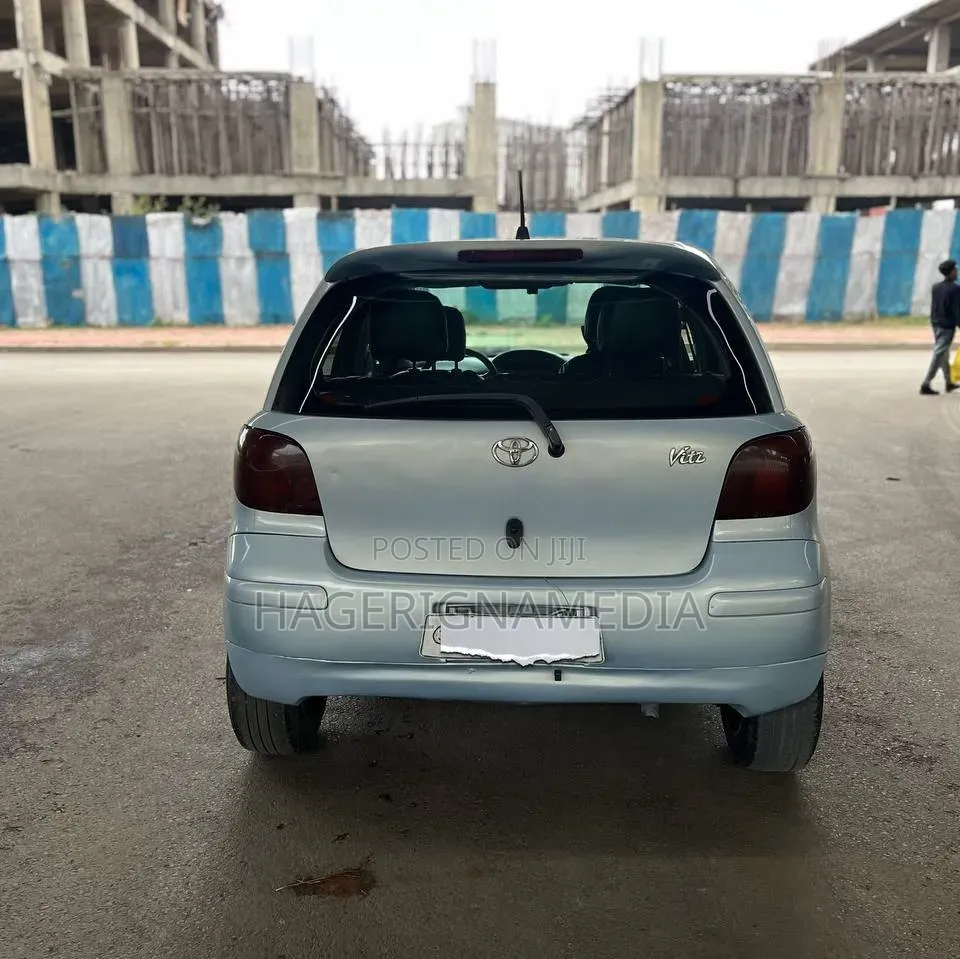 Toyota Vitz 2004 Silver