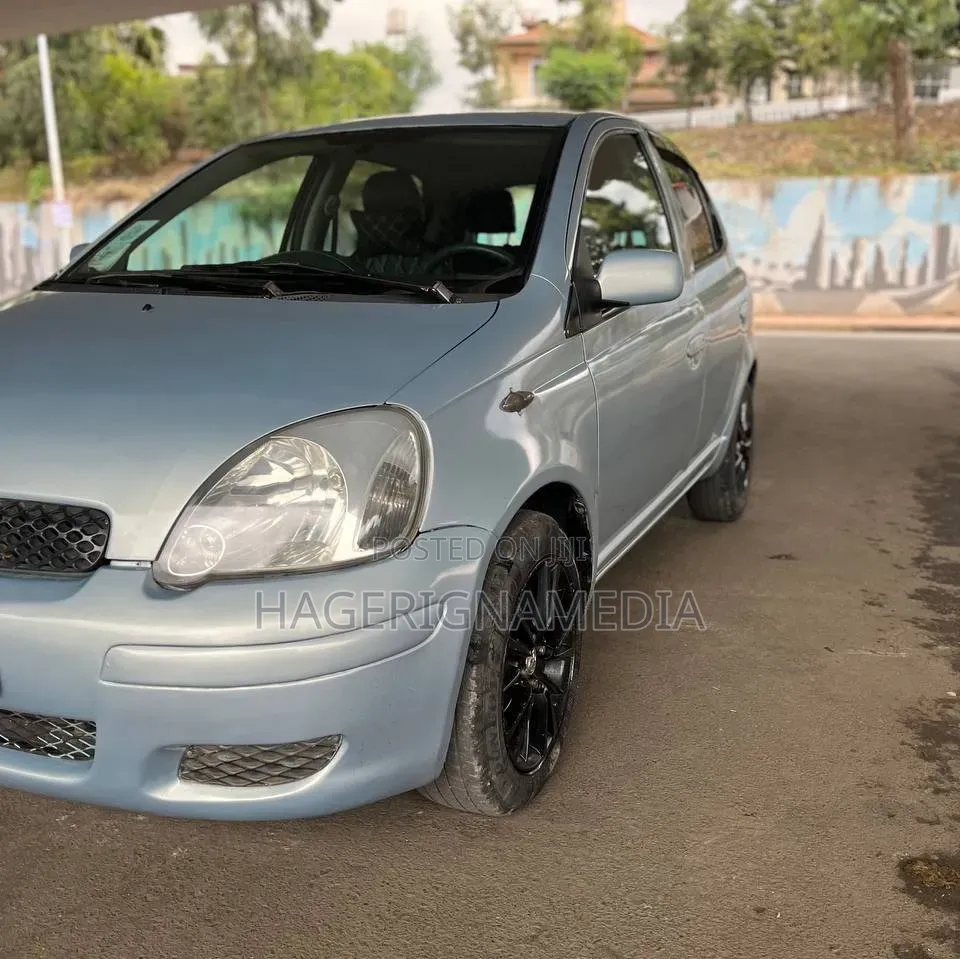 Toyota Vitz 2004 Silver