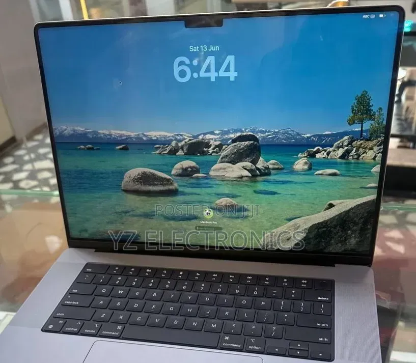 New Laptop Apple MacBook Pro 2021 M1 32GB Intel Core i7 SSD 512GB