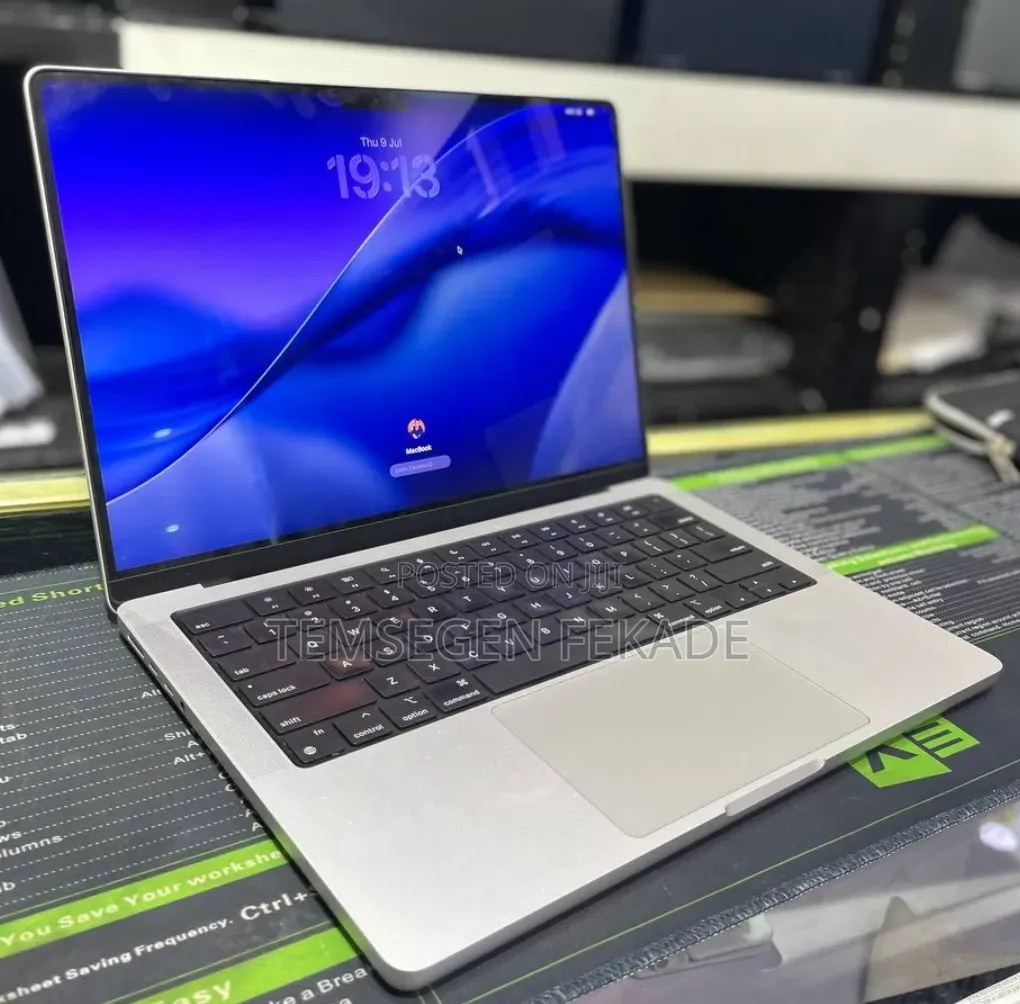 New Laptop Apple MacBook Pro 2021 M1 16GB Apple M1 Pro SSD 512GB